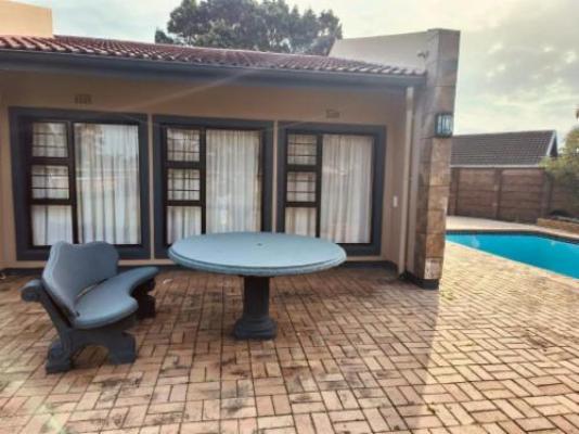 Masithandane Lodge - Pool view