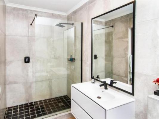 Durbanville Self Catering Apartments - Bathroom