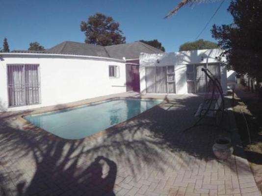 EaglesNest Bed and Breakfast - Swimming pool
