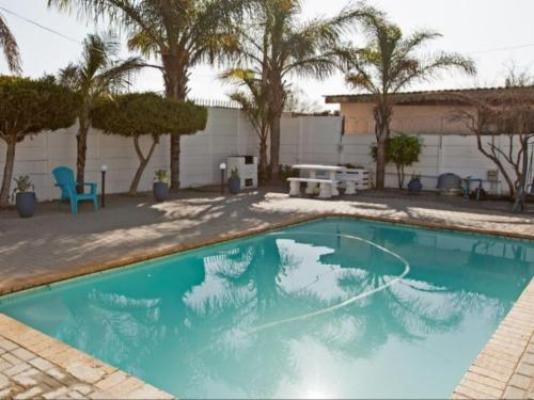 EaglesNest Bed and Breakfast - Swimming pool