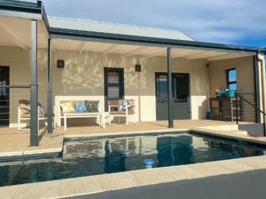 Oolyfie - Pool view