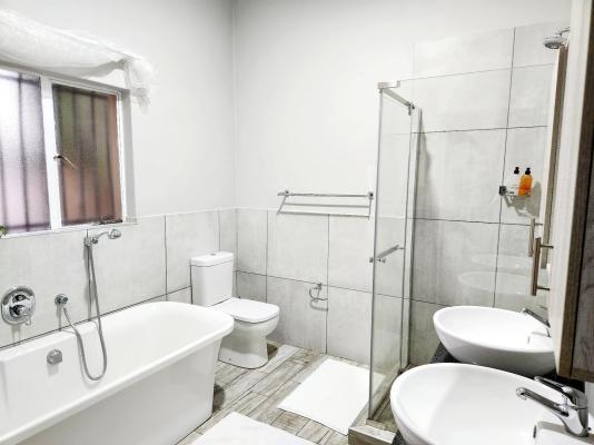 Room image 4