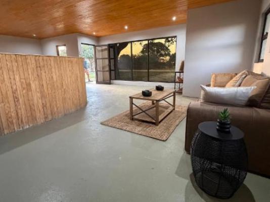 Watupa Chalets - Communal lounge/ TV room