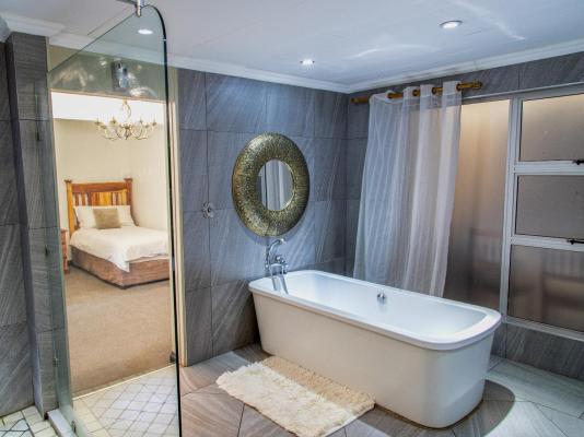 Room image 3