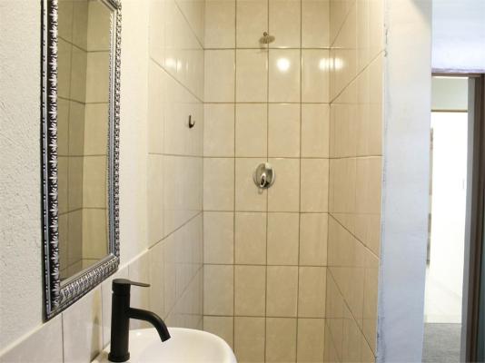 Room image 4