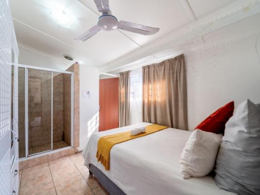 Room image 4