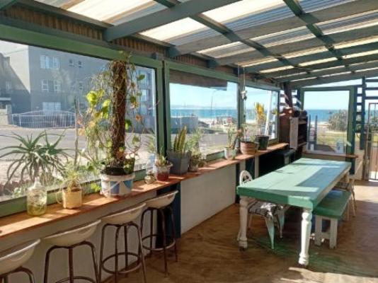Beach House - Dining area