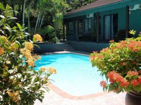 La Rochelle Inn - Pool view