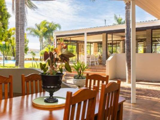 Newcastle Country Lodge - Patio