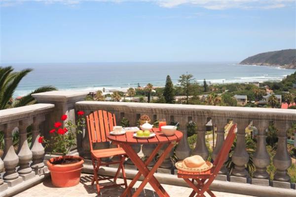 Main bedroom, balcony with seaview