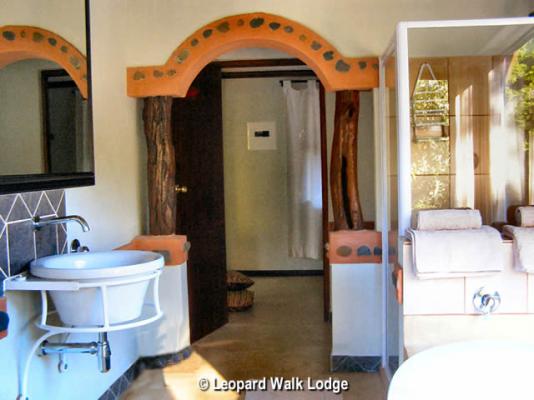 Leopard Walk Lodge Secrets of the Forest A+ Suite Bathroom view inside