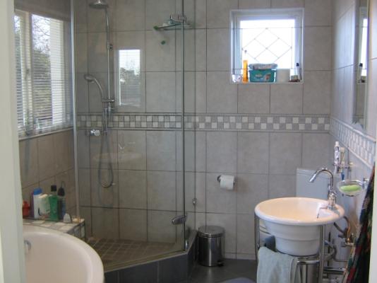 Cottage Cabernet - Bathroom with big Shower Cubicle