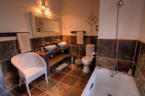 En-suite Bathroom with bath at Karoo View Cottages