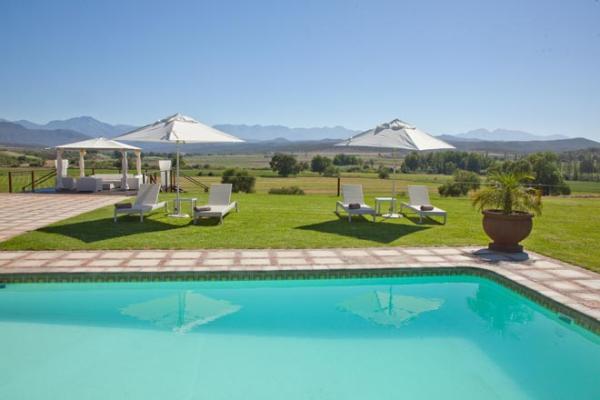 Swimming pool overlooking the Mountains 