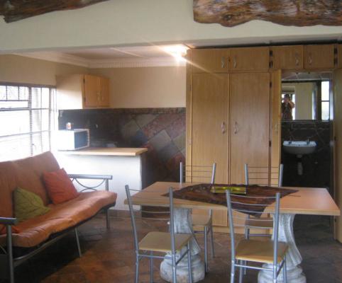 Emahlathini Guest Farm