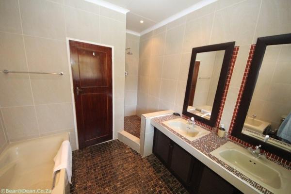 King Suite en suite Bathroom