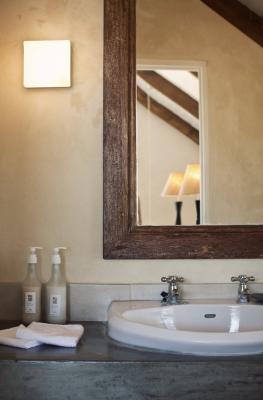 Anneline Cottage bedroom en suite washroom