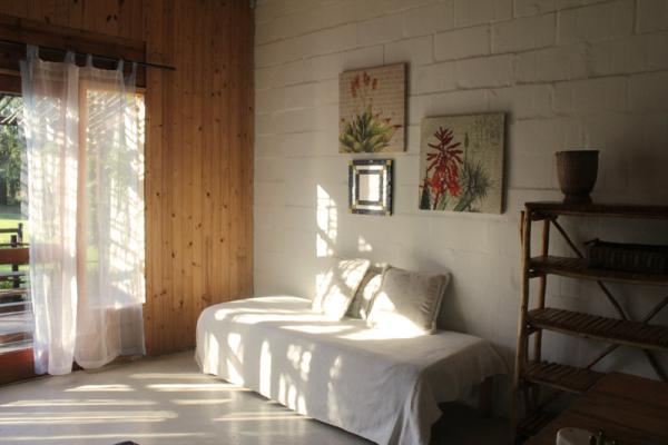 A sunny daybed in Bodhi Barn Cabin
