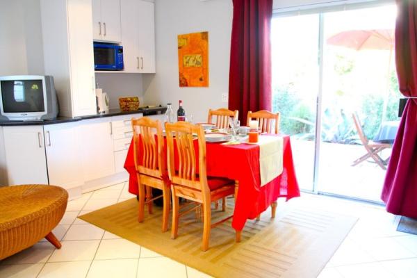 Cottage Chardonnay - Kitchenette and Dining Table