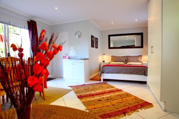 Cottage Chardonnay - Bedroom next to Bathroom