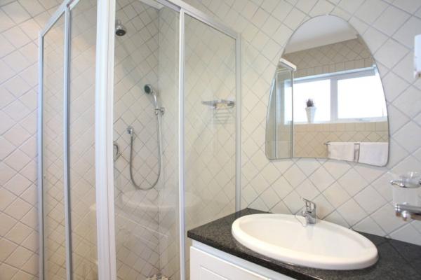 Cottage Chardonnay - Bathroom, Shower Cubicle