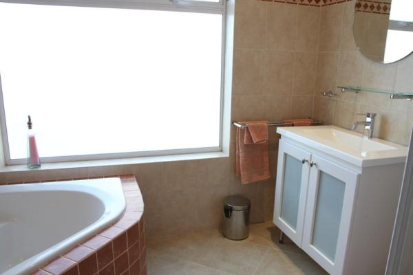 Junior-Suite Pinotage - Bathroom, Corner Bath