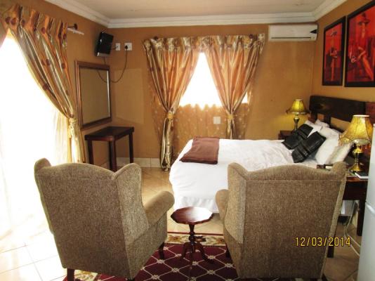 Queen bed guesthouse rooms