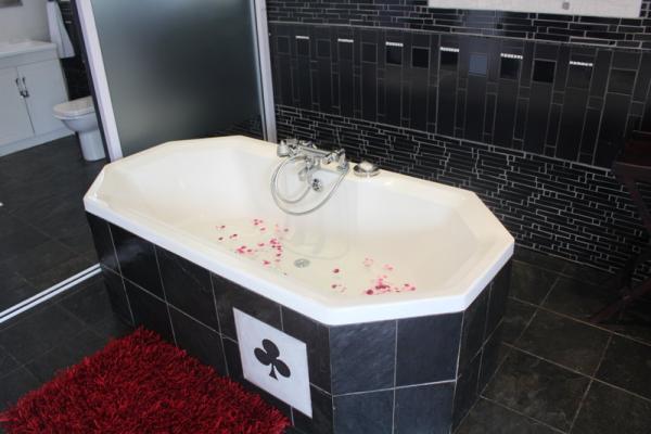 Suite 3: Honeymoon Suite bath