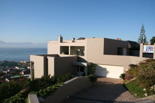 3 COLOURS BLUE: SKY, SEA AND MOUNTAINS...