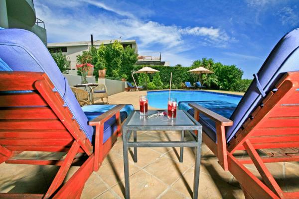 Drinks by the pool