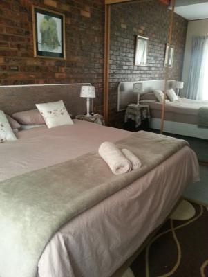 Double room with kingsize bed/twin with ensuite bathroom