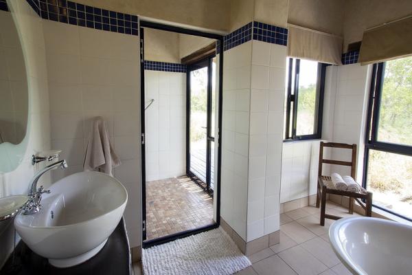 Standard luxury cottage- bathroom