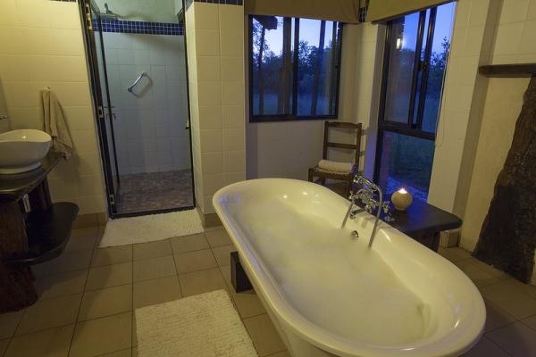 Standard luxury cottage- bathroom