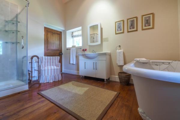 Self-Catering Villa Main En suite Bathroom