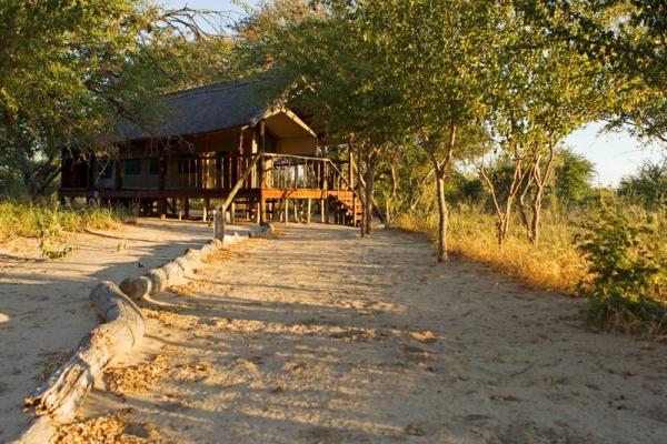 Dinaka Safari Lodge