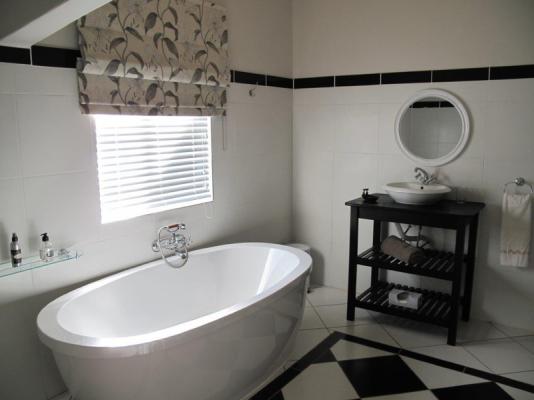 Farmhouse Suite bathroom