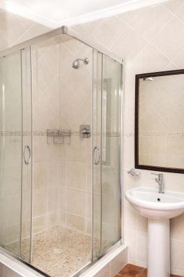 Standard room full en-suite bathroom 