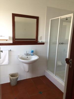 Gourikwa Cottages - Bathroom with shower and bath