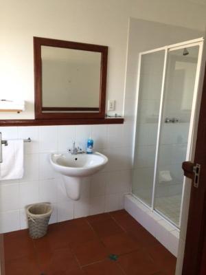Gourikwa Cottages - Bathroom with shower and bath