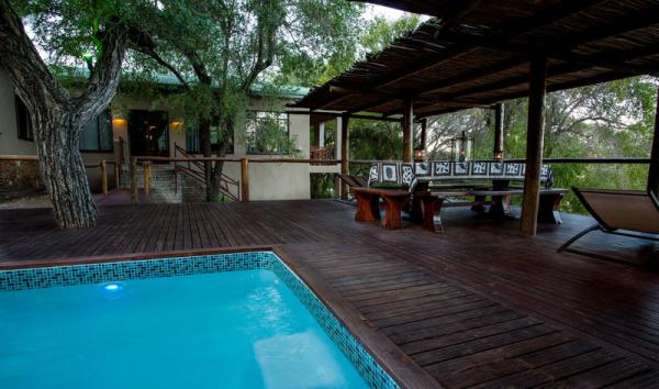 Hippo Cottage Deck/pool area