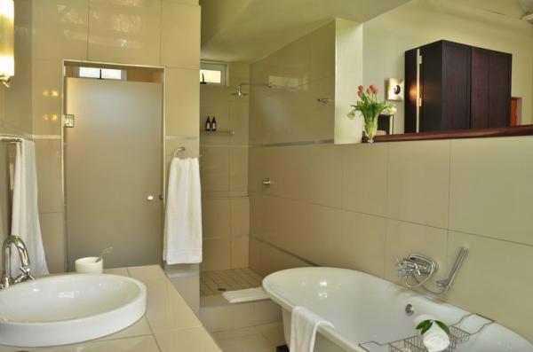Luxury Suite Bathroom