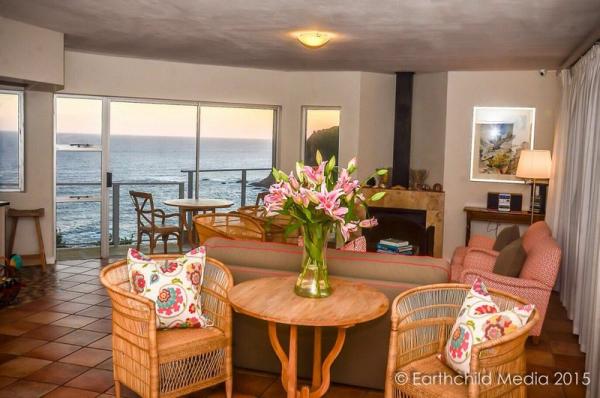 Headlands House Lounge Dining area