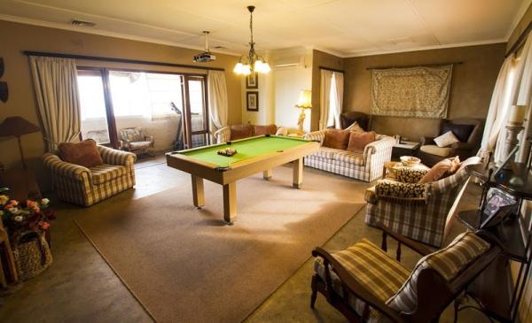 Top lounge with pool table