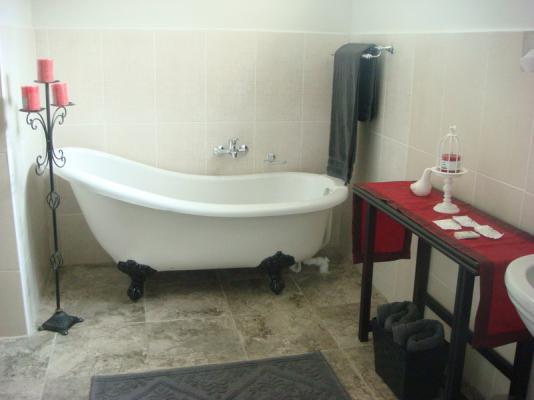 Spacious De Luxe Bathroom
