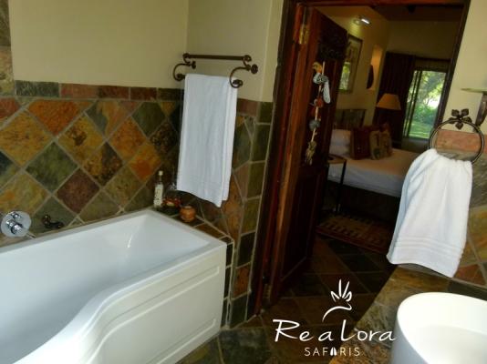 Re a Lora en-Suite Bathroom