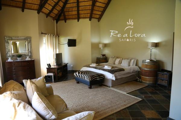 Re a Lora Lodge Main Bedroom with Kingsize Bed and en-suite Bathroom