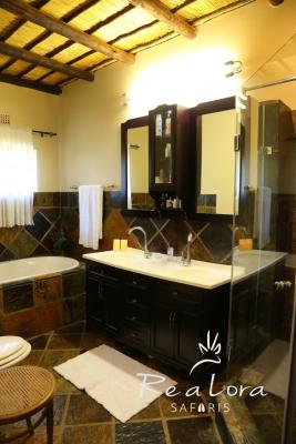 Re a Lora Lodge en-Suite Bathroom