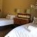 Re a Lora Lodge bedroom with twin beds and private bathroom