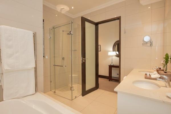 Double Luxury Suite Bathroom