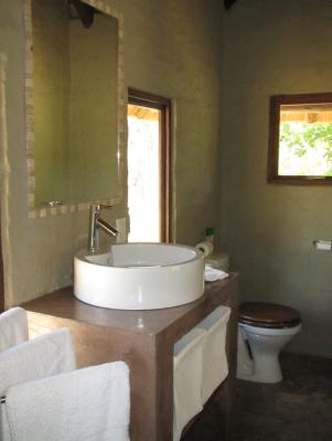 Cheetah Lodge- bathroom
